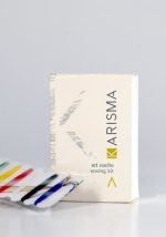 Set Cucito in astuccio ( 1 spilla da baila 2 bottoni, ago e cotone 6 colori ), Conf. 100 pz - immagine 2